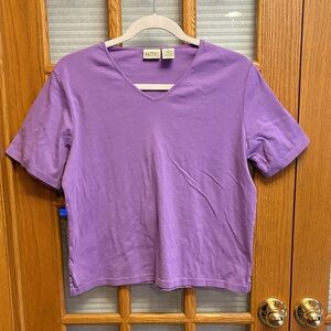 EUC St. John's Bay Lavender V-Neck Short Sleeve Tee